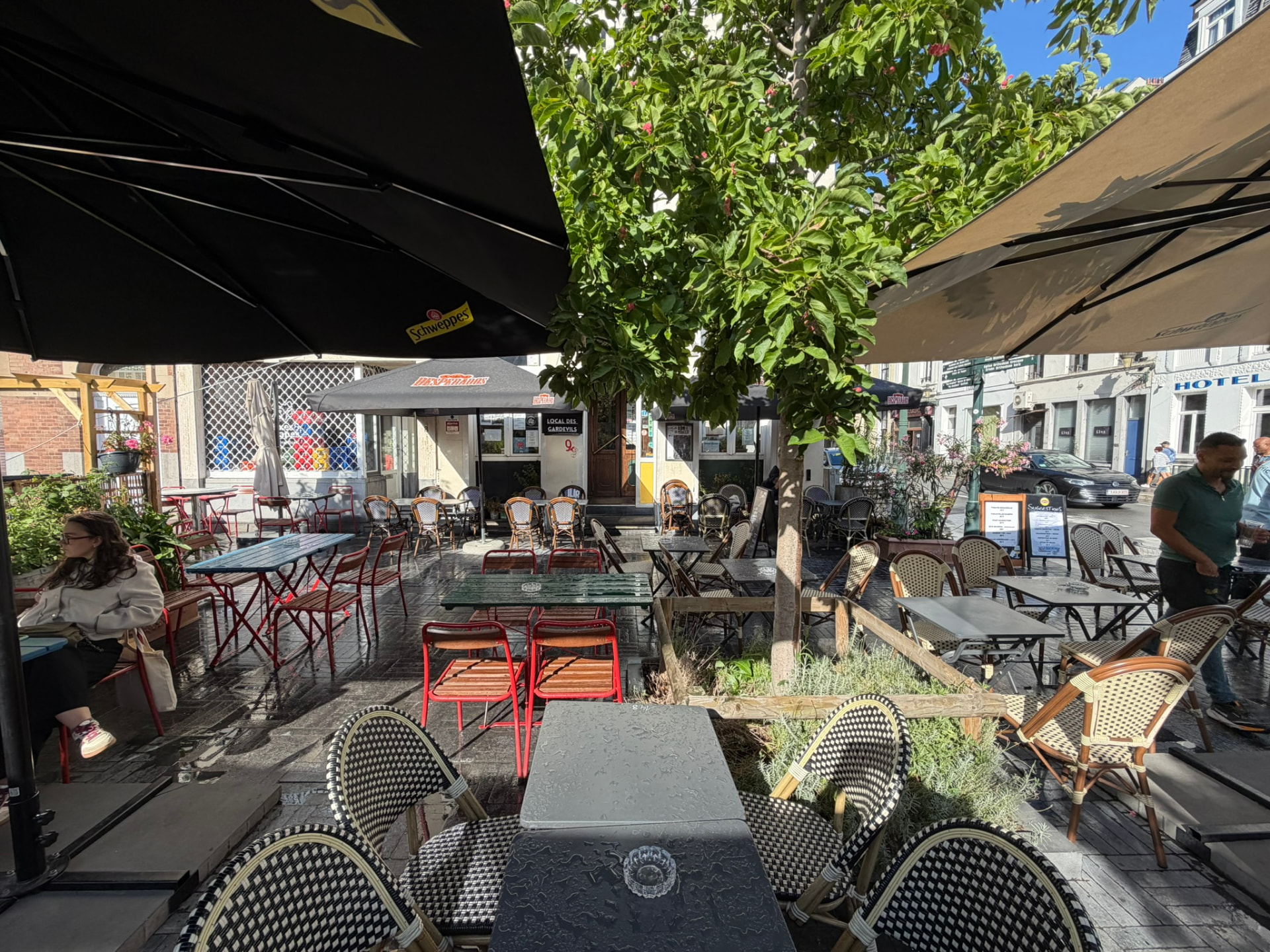 Grande terrasse ensoleillée sur la place Rouppe