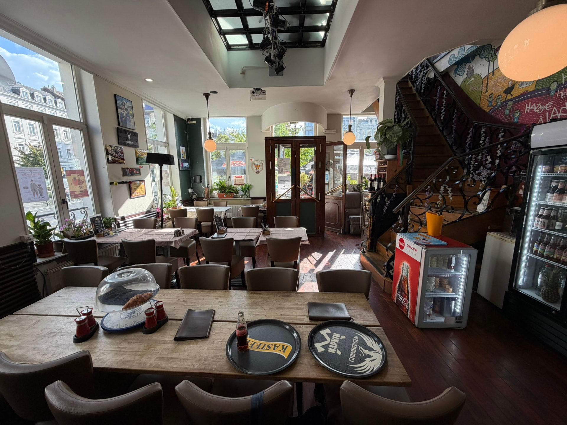 Salle et comptoir du bar au Saint d'Hic III