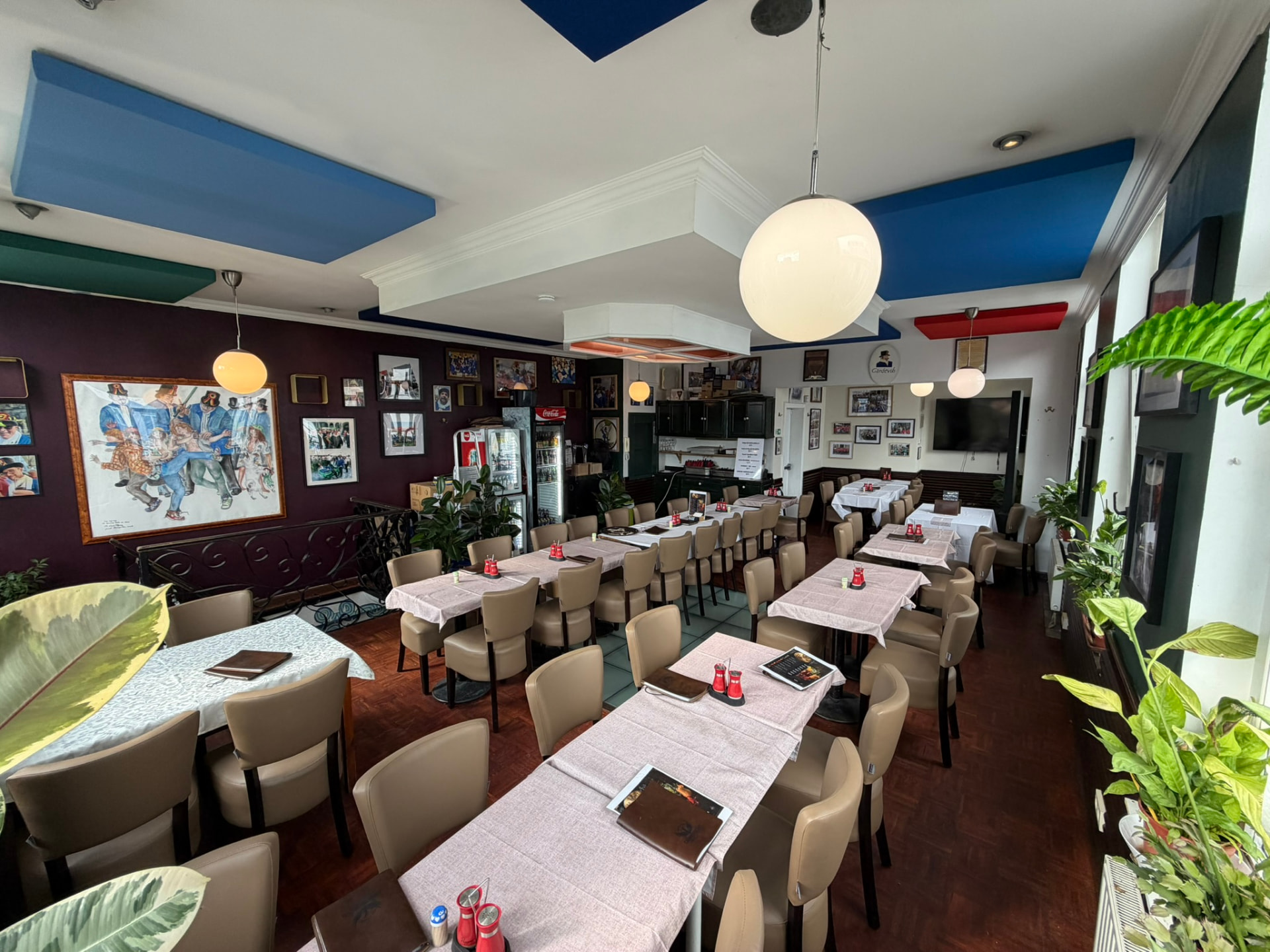 Salle lumineuse de l'étage pour événements privés