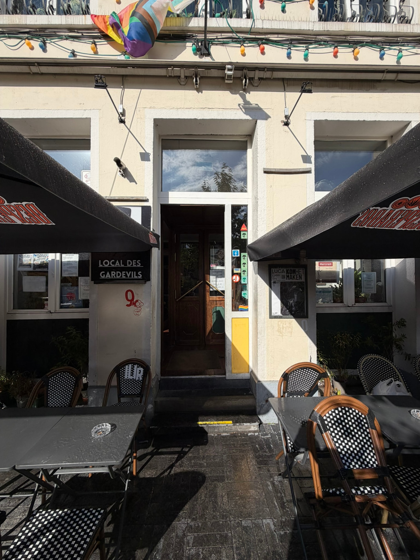 Entrée du Saint d'Hic III sur la place Rouppe, parasols et façade