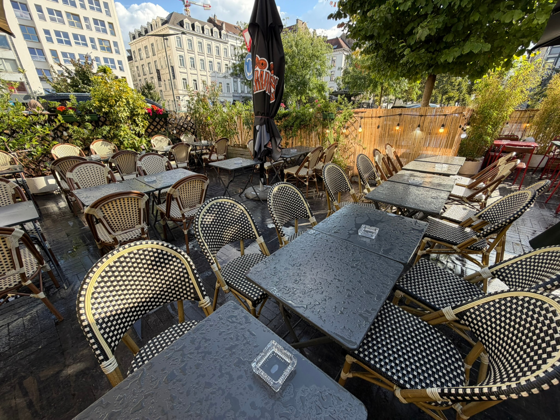 Tables et chaises de la terrasse face à la place Rouppe
