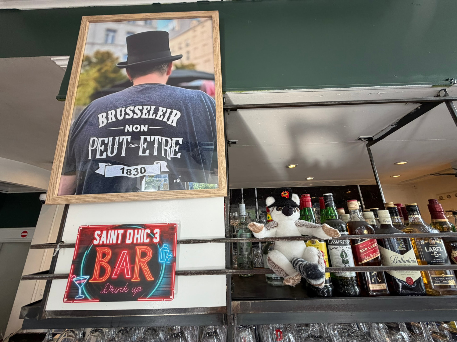 Détail du bar avec l'enseigne néon Saint Dhic 3 Bar