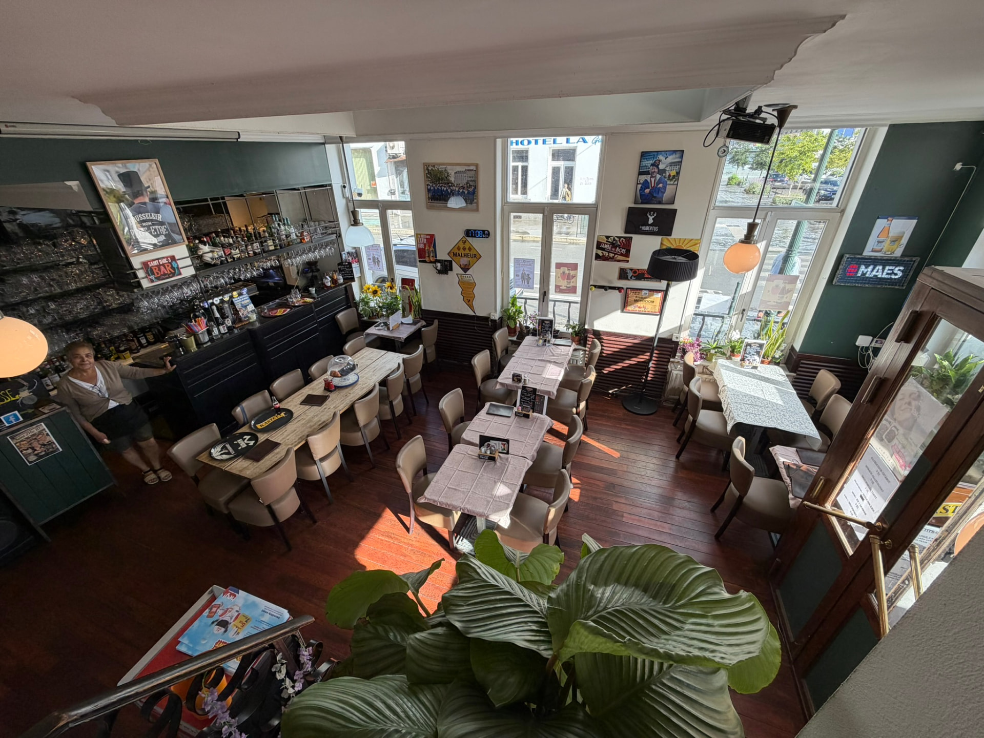 Salle principale du Saint d'Hic III avec son bar et ses tables en bois